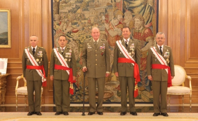 Su Majestad el Rey junto al grupo de tenientes generales del Cuerpo General del Ejército de Tierra, recibidos con motivo de su pase a la reserva